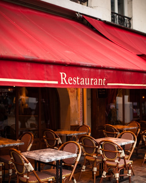 Restaurante en París con mesas al aire libre