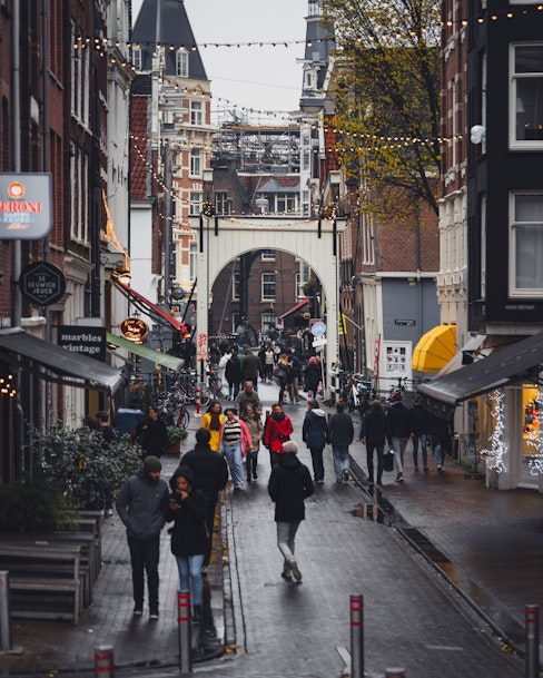 Rue d'Amsterdam avec divers commerces