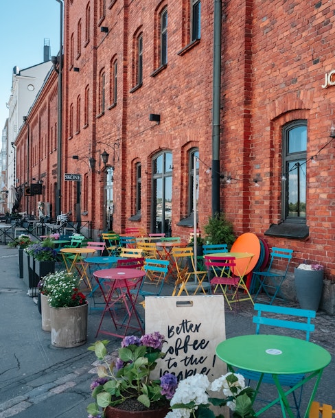 Café en Helsinki con asientos de colores