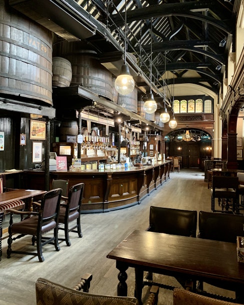Interior de un pub londinense de estilo clásico